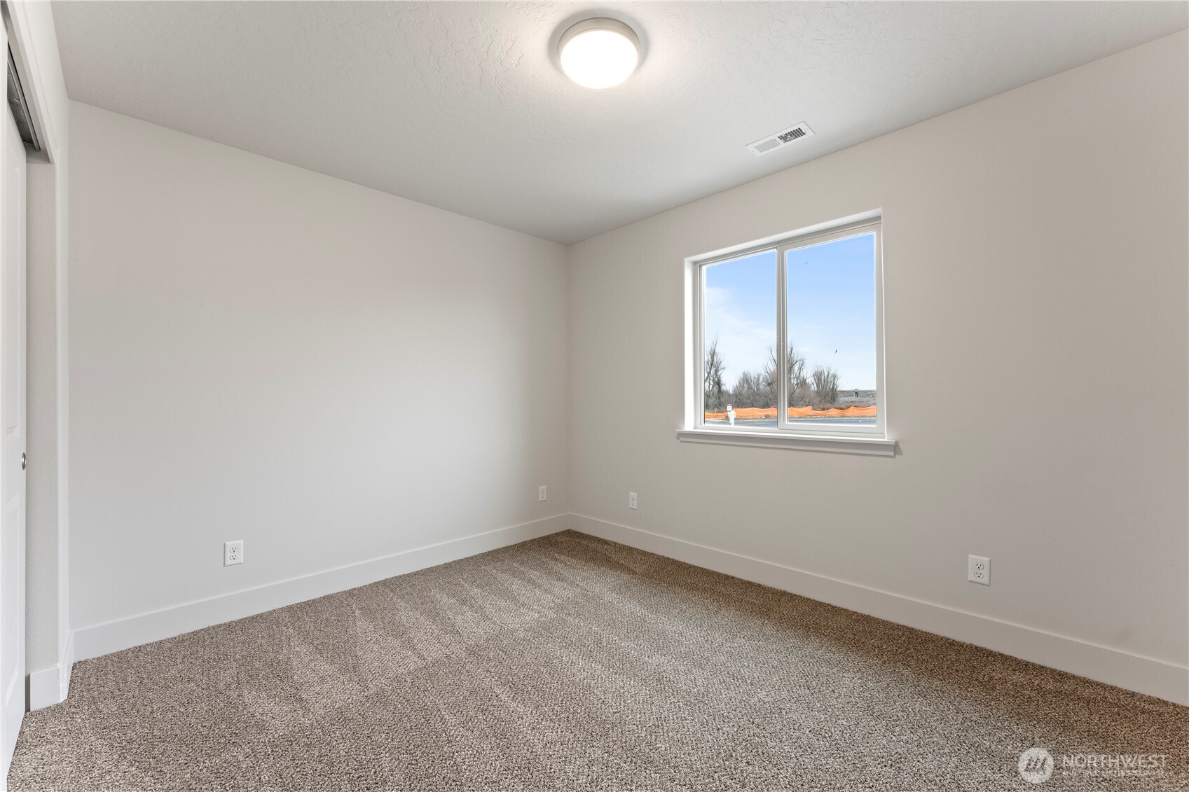 202 North Sandy Loop Moses Lake, WA 98837 - Photo 12 of 24 an empty room with a window