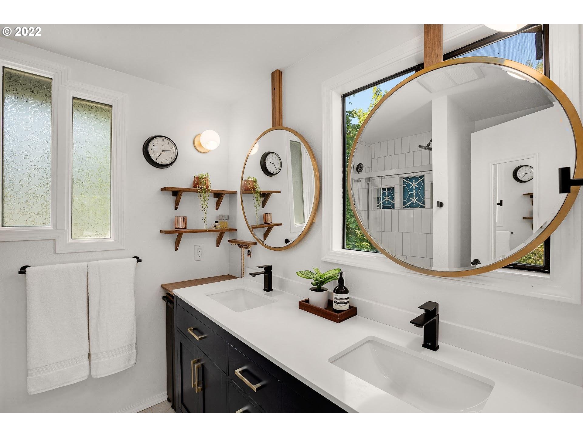3923 Southwest Alice Street Portland, OR 97219 - Photo 15 of 31 Gallery Image 15