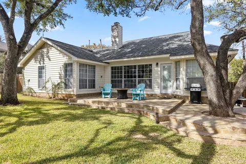 a view of a yard in front of house
