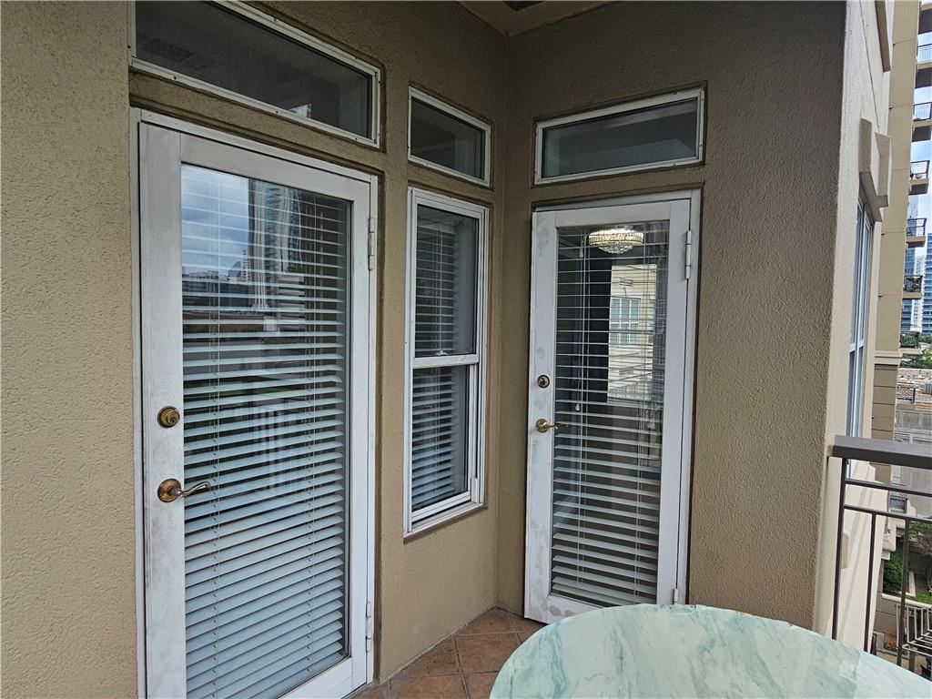 3334 Peachtree Road Northeast, Unit 403 Atlanta, GA 30326 - Photo 23 of 52 a view of backyard with windows