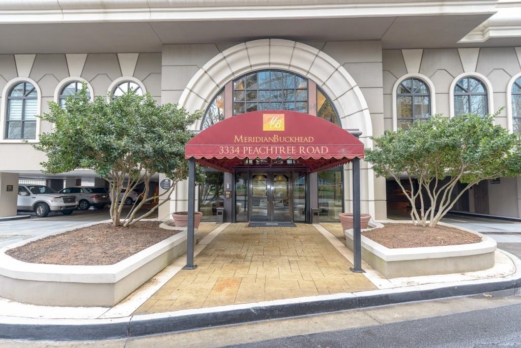 3334 Peachtree Road Northeast, Unit 403 Atlanta, GA 30326 - Photo 30 of 52 a front view of a house with garden