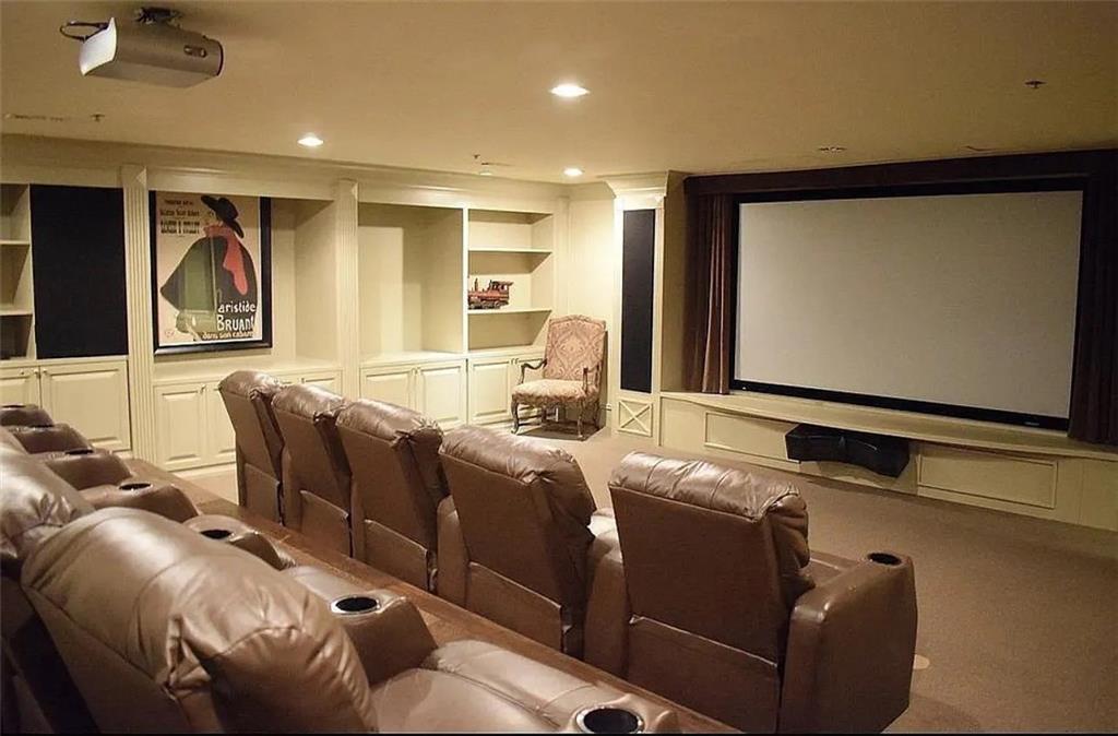 3334 Peachtree Road Northeast, Unit 403 Atlanta, GA 30326 - Photo 49 of 52 a living room with furniture