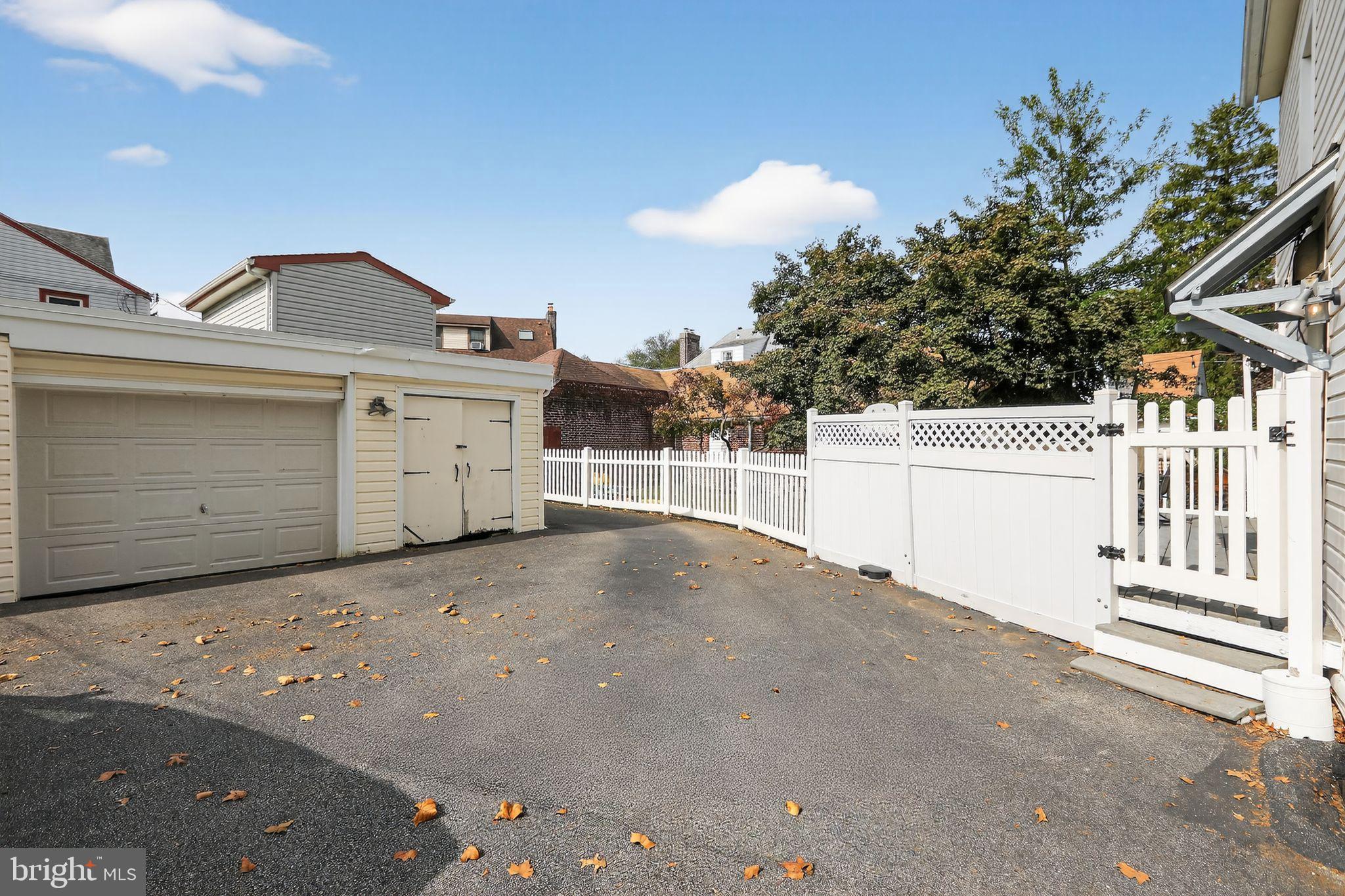 214 Lynbrooke Road Springfield, PA 19064 - Photo 35 of 42 a view of a garage