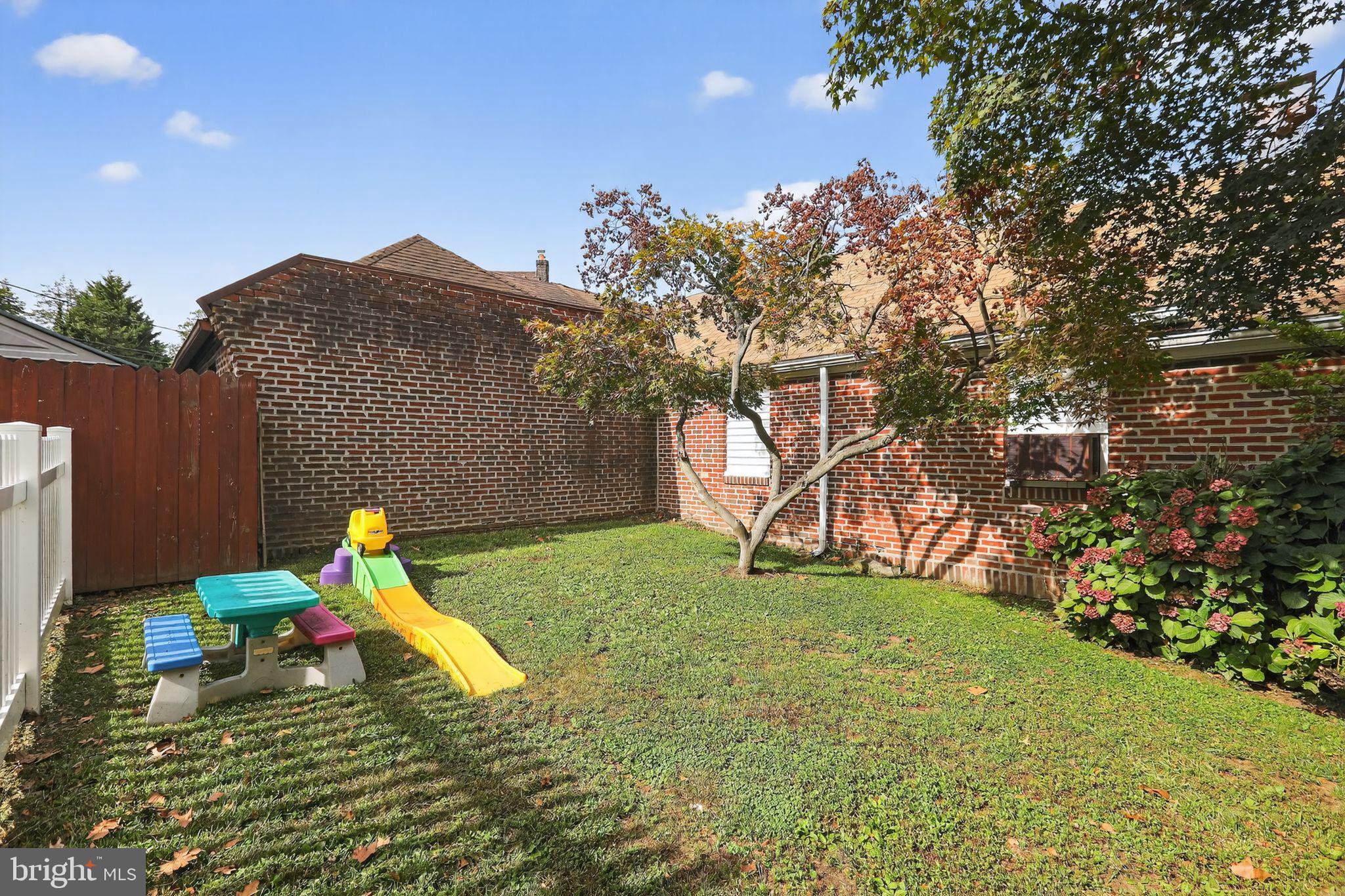 214 Lynbrooke Road Springfield, PA 19064 - Photo 41 of 42 a view of a backyard