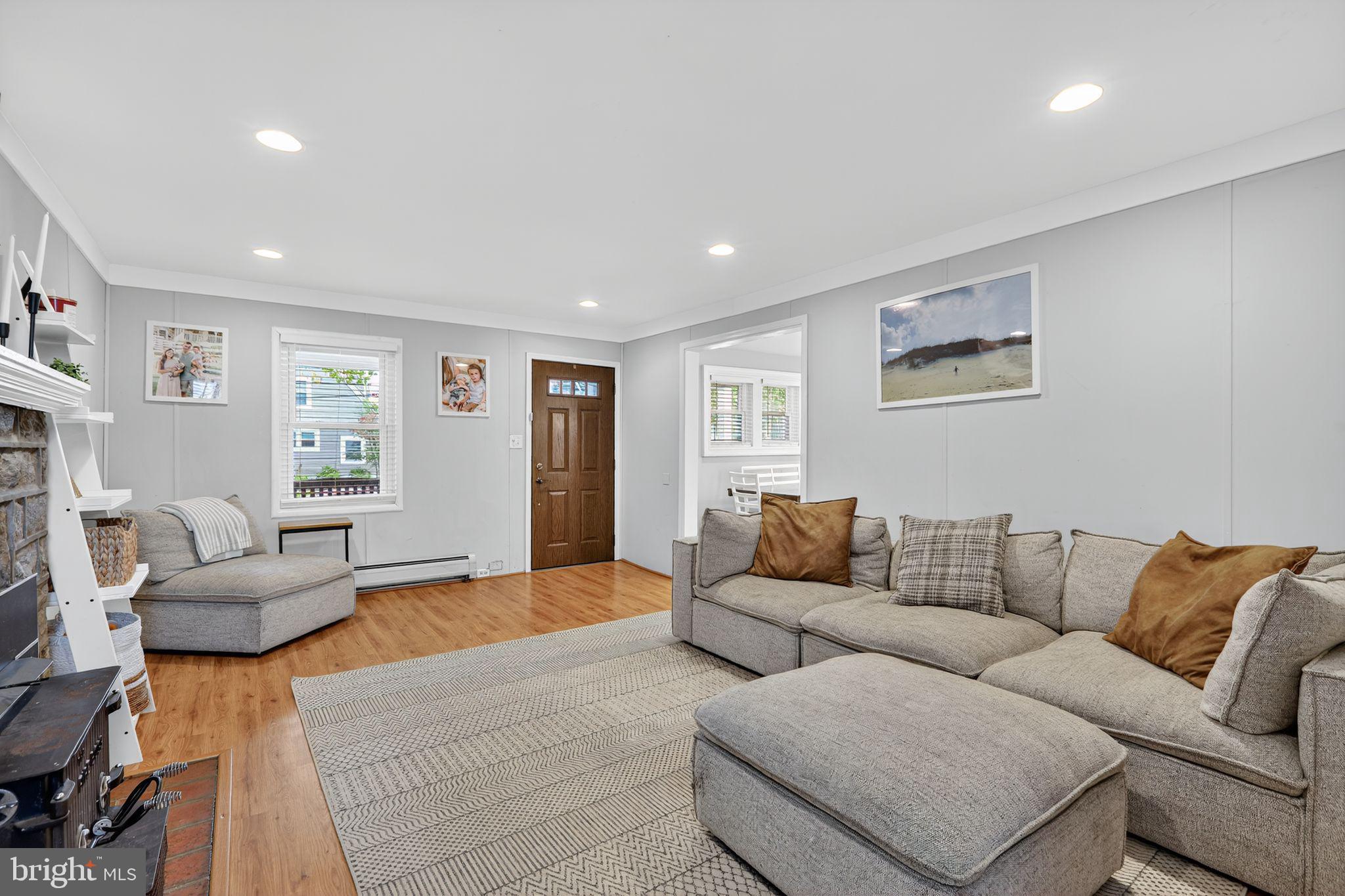 214 Lynbrooke Road Springfield, PA 19064 - Photo 9 of 42 a living room with furniture and a couch