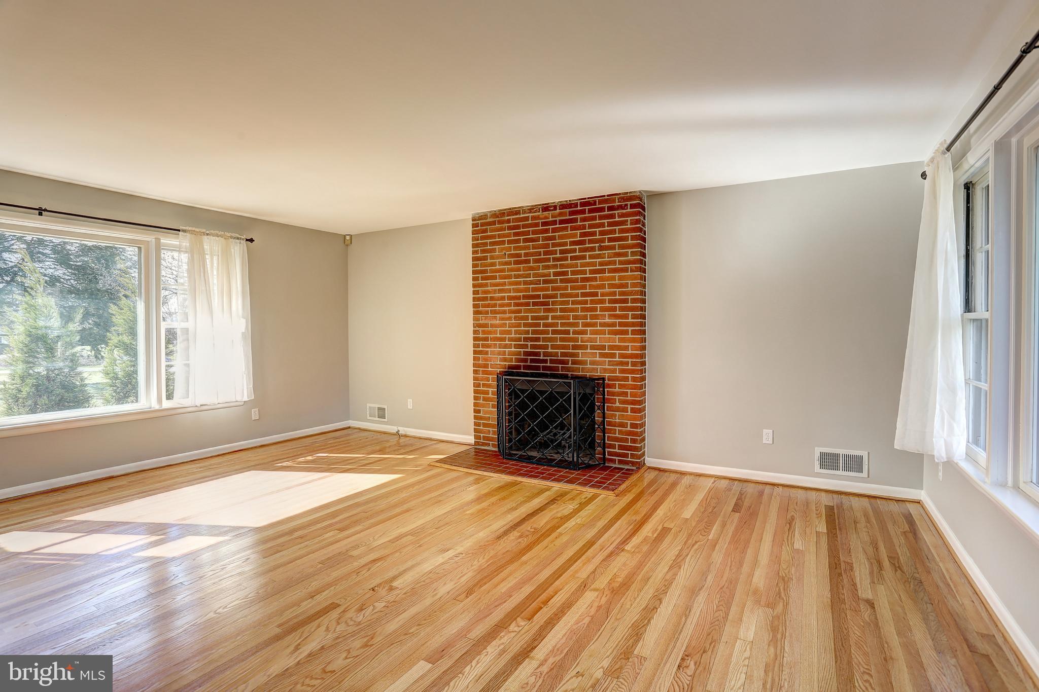 9117 Dunloggin Road Ellicott City, MD 21042 - Photo 4 of 37 Living Room