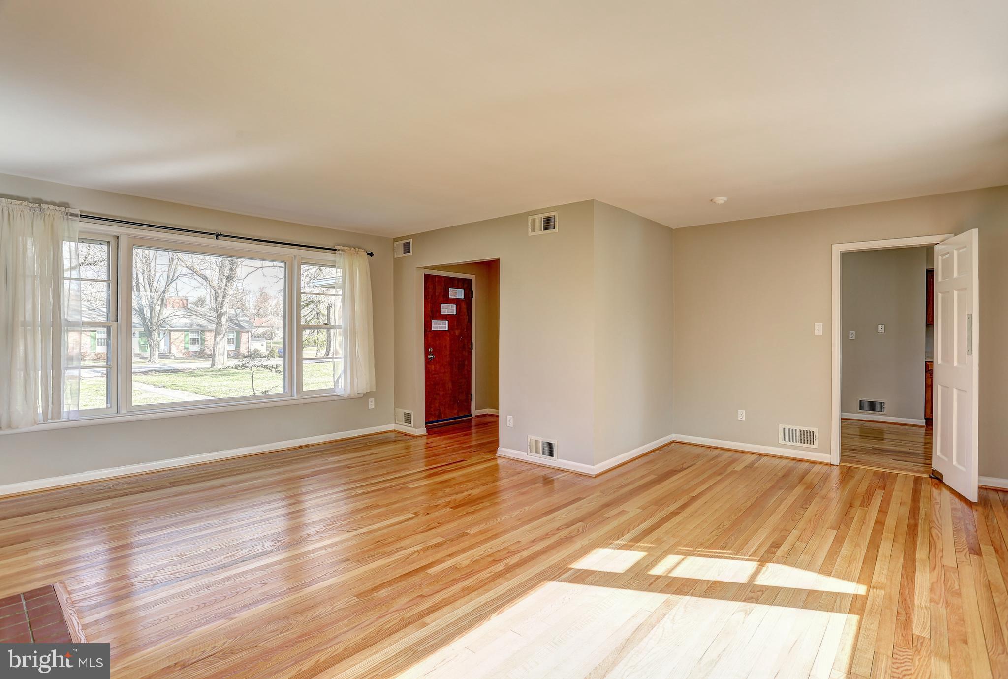 9117 Dunloggin Road Ellicott City, MD 21042 - Photo 5 of 37 Living Room