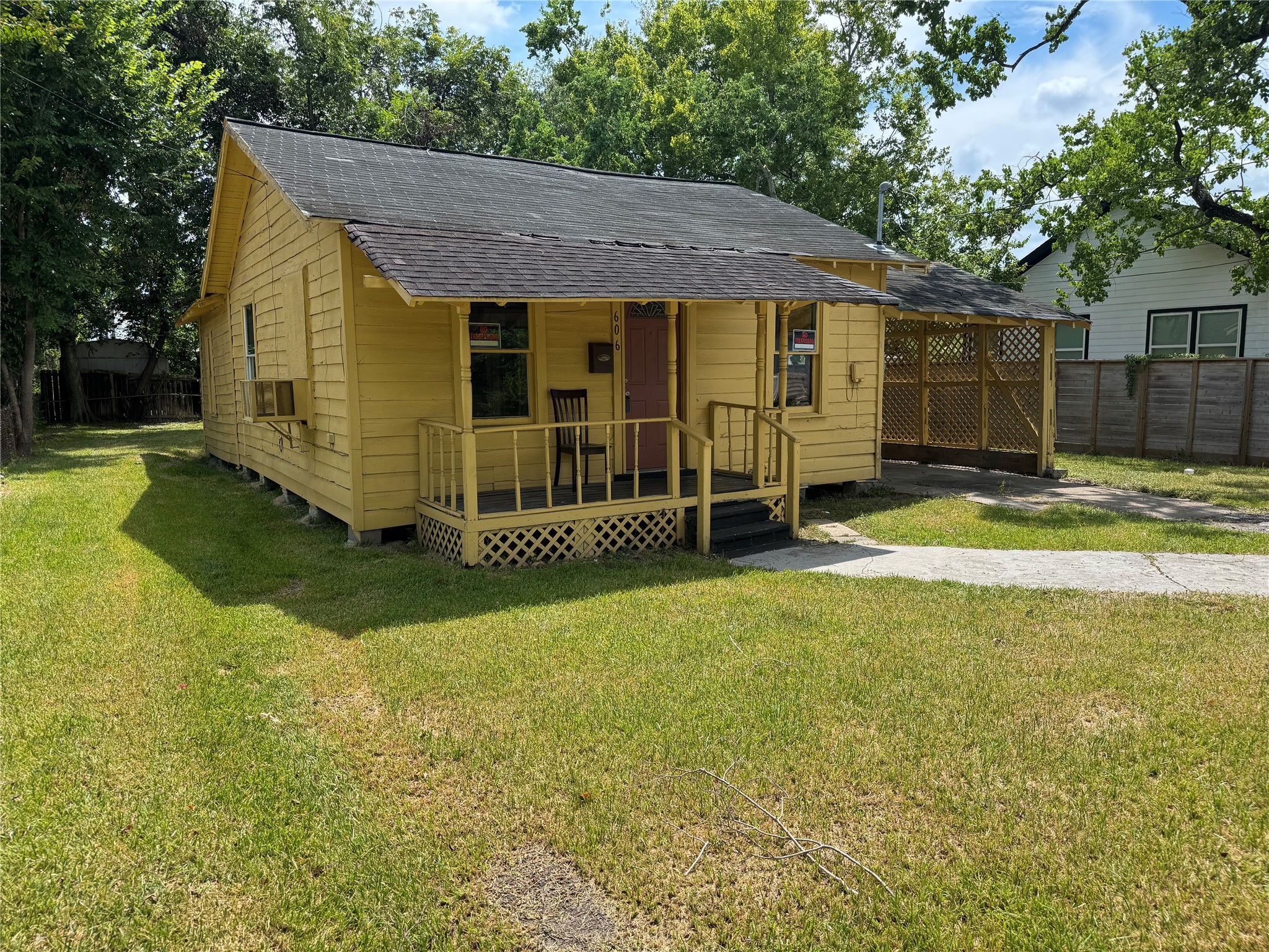 606 East 42nd Street Houston, TX 77022 - Photo 2 of 14 a view of a house with backyard and garden