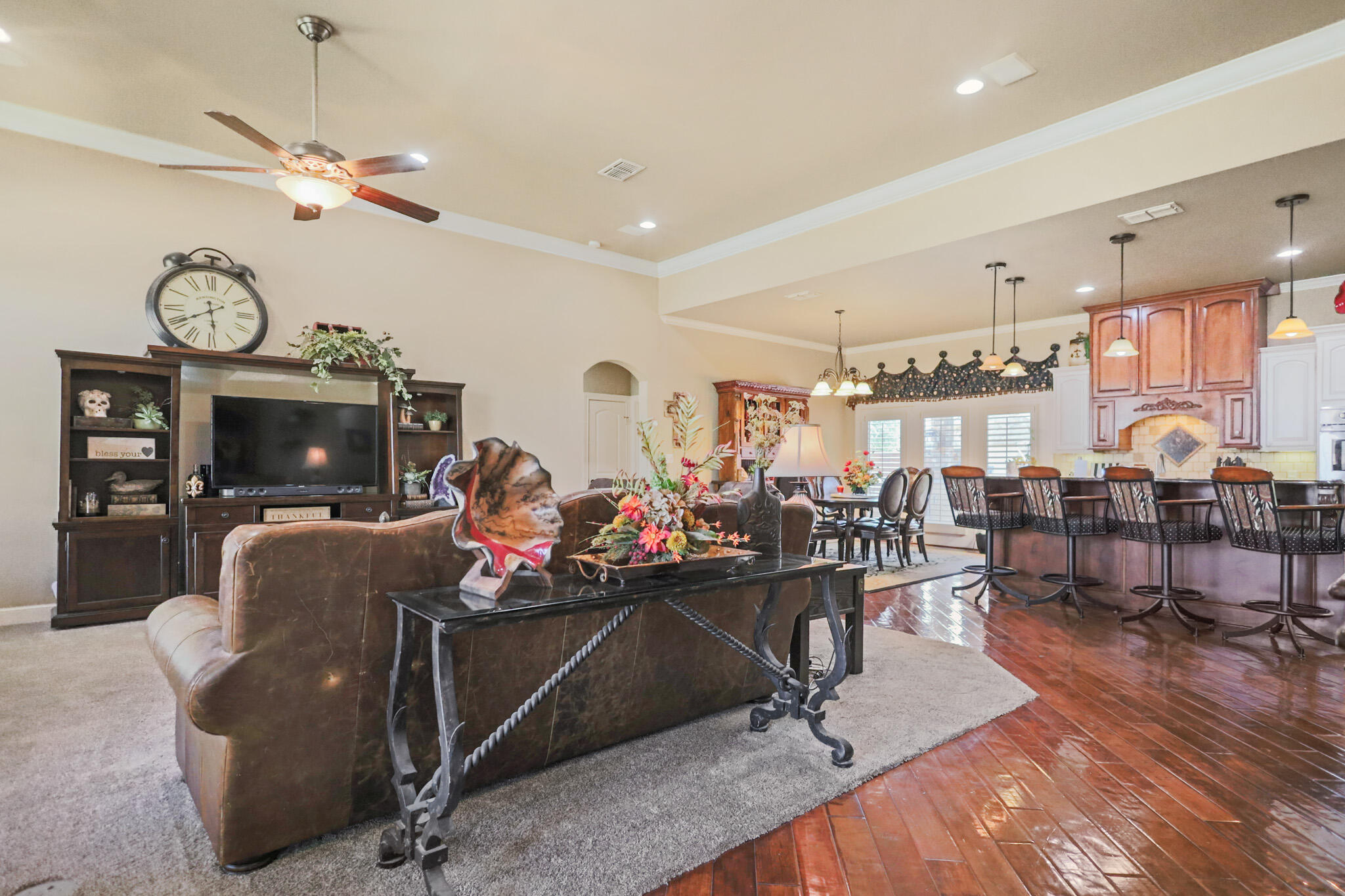 6005 93rd Street Lubbock, TX 79424 - Photo 4 of 31 a living room filled with furniture