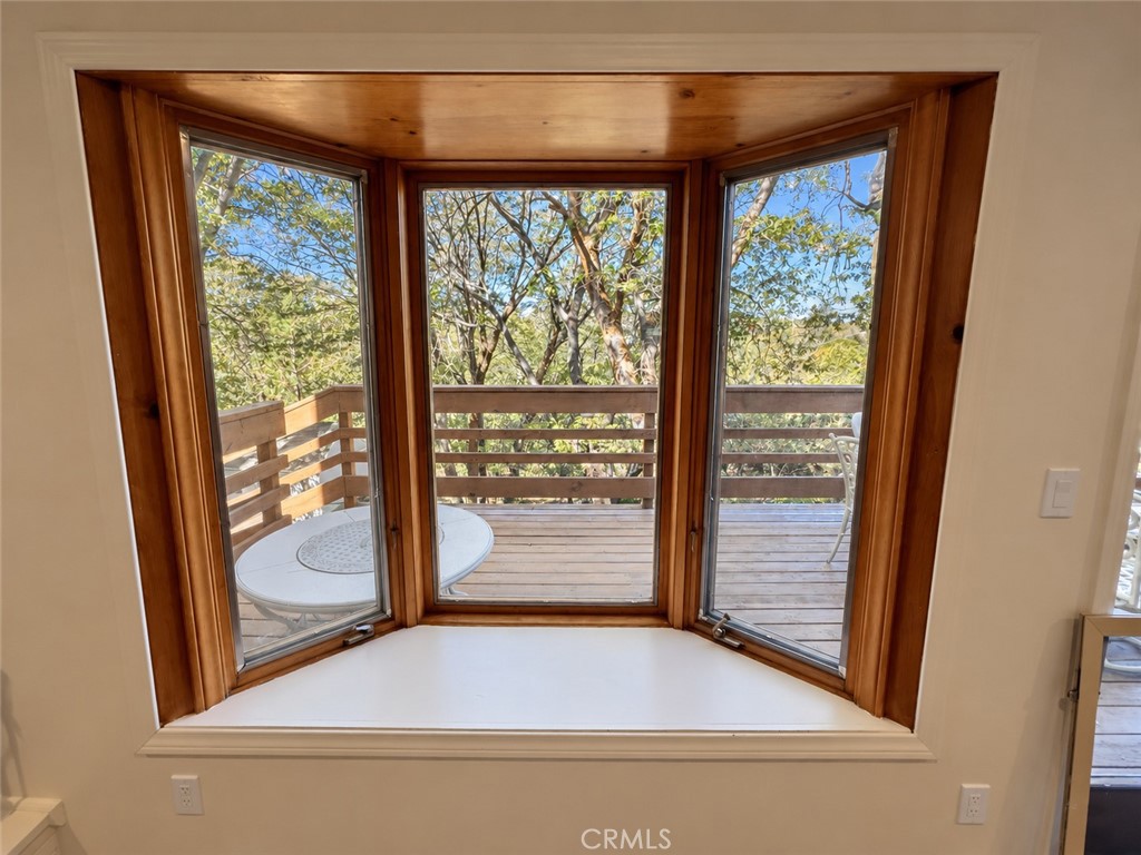 975 Hospital Road Lake Arrowhead, CA 92352 - Photo 14 of 67 Bay window overlooking deck