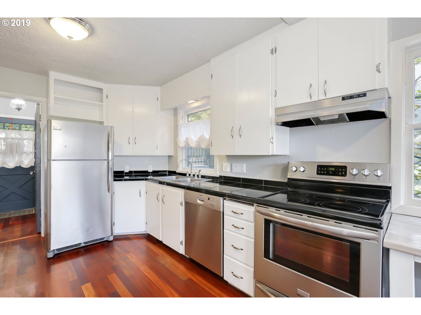 7010 Southwest Brier Place Portland, OR 97219 - Photo 10 of 32 Gallery Image 10