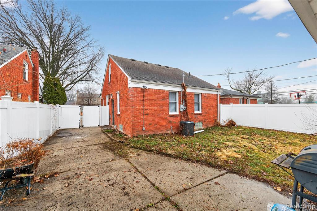 21211 Newcastle Road Harper Woods, MI 48225 - Photo 34 of 39 Gallery Image 34