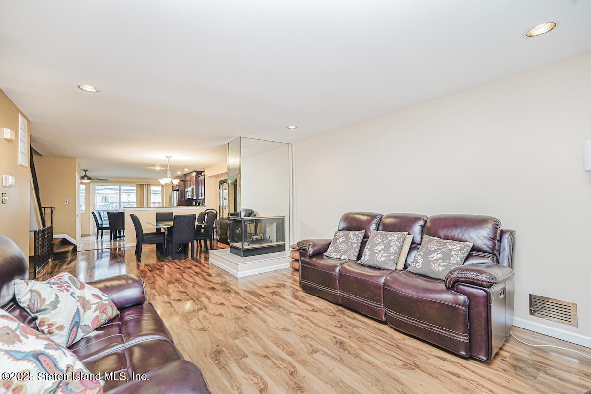 182 Pembrook Loop Staten Island, NY 10309 - Photo 6 of 38 Photo Jul 01 2025, 4 47 16 PM