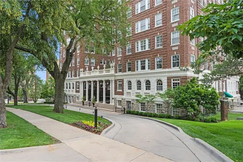 $335,000 | 4618 Warwick Boulevard, Unit 1H, Kansas City, MO 64112