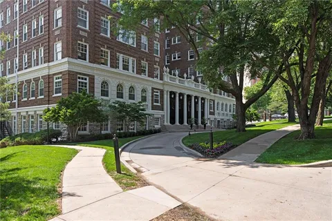 $335,000 | 4618 Warwick Boulevard, Unit 1H, Kansas City, MO 64112