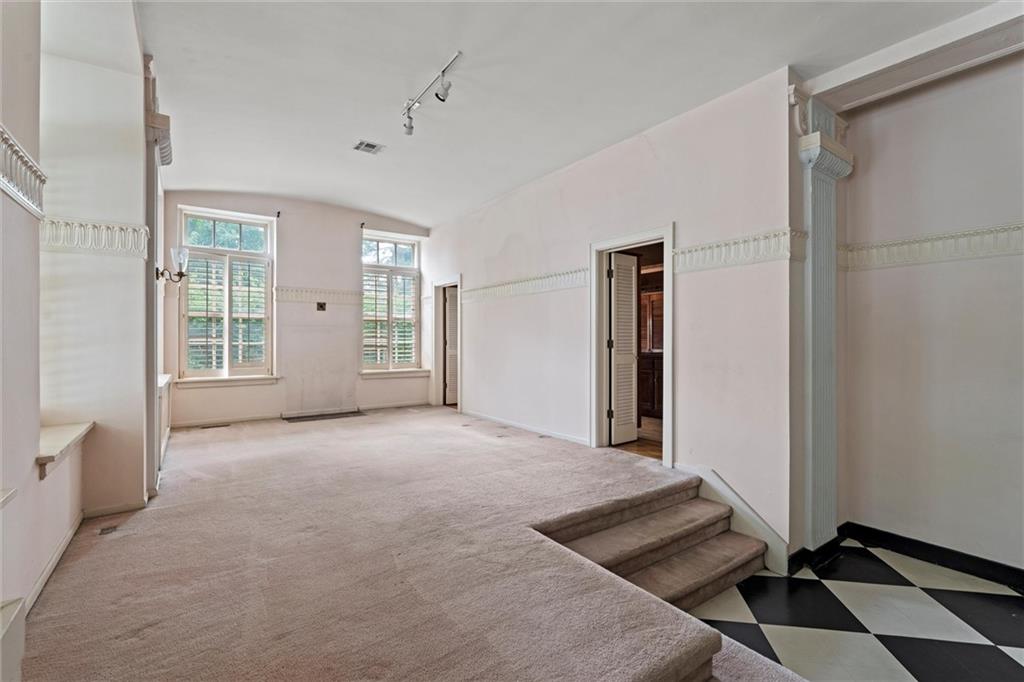 4618 Warwick Boulevard, Unit 1H Kansas City, MO 64112 - Photo 15 of 38