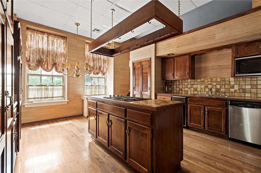 4618 Warwick Boulevard, Unit 1H Kansas City, MO 64112 - Photo 19 of 38