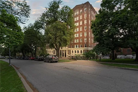 $400,000 | 4618 Warwick Boulevard, Unit 1H, Kansas City, MO 64112