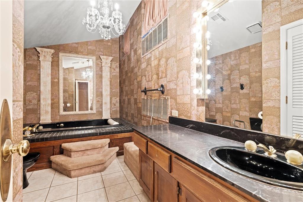 4618 Warwick Boulevard, Unit 1H Kansas City, MO 64112 - Photo 27 of 38