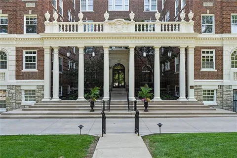 $350,000 | 4618 Warwick Boulevard, Unit 1H, Kansas City, MO 64112