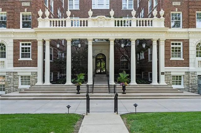 $350,000 | 4618 Warwick Boulevard, Unit 1H, Kansas City, MO 64112