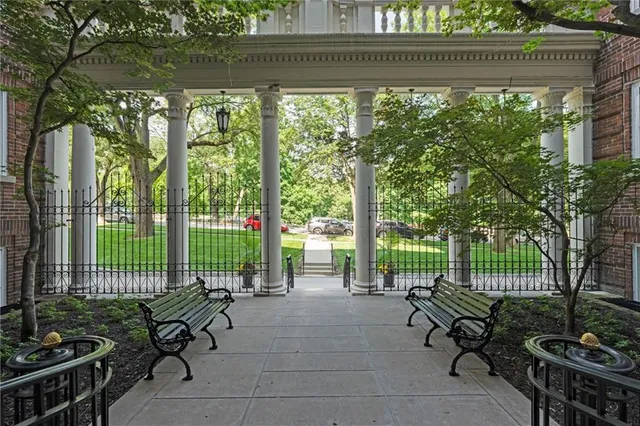 $350,000 | 4618 Warwick Boulevard, Unit 1H, Kansas City, MO 64112