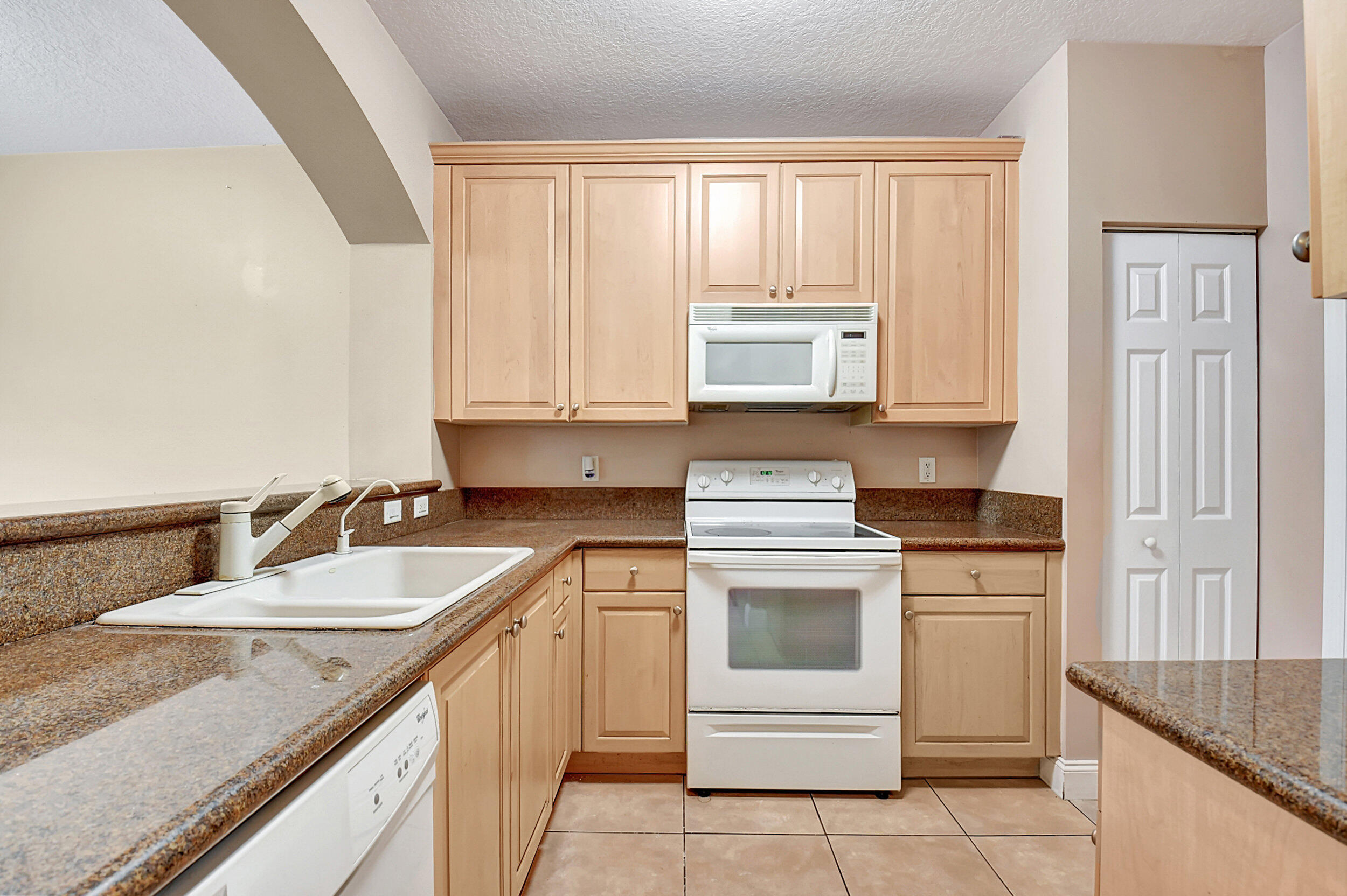 150 Coconut Key Lane Delray Beach, FL 33484 - Photo 21 of 42 Kitchen
