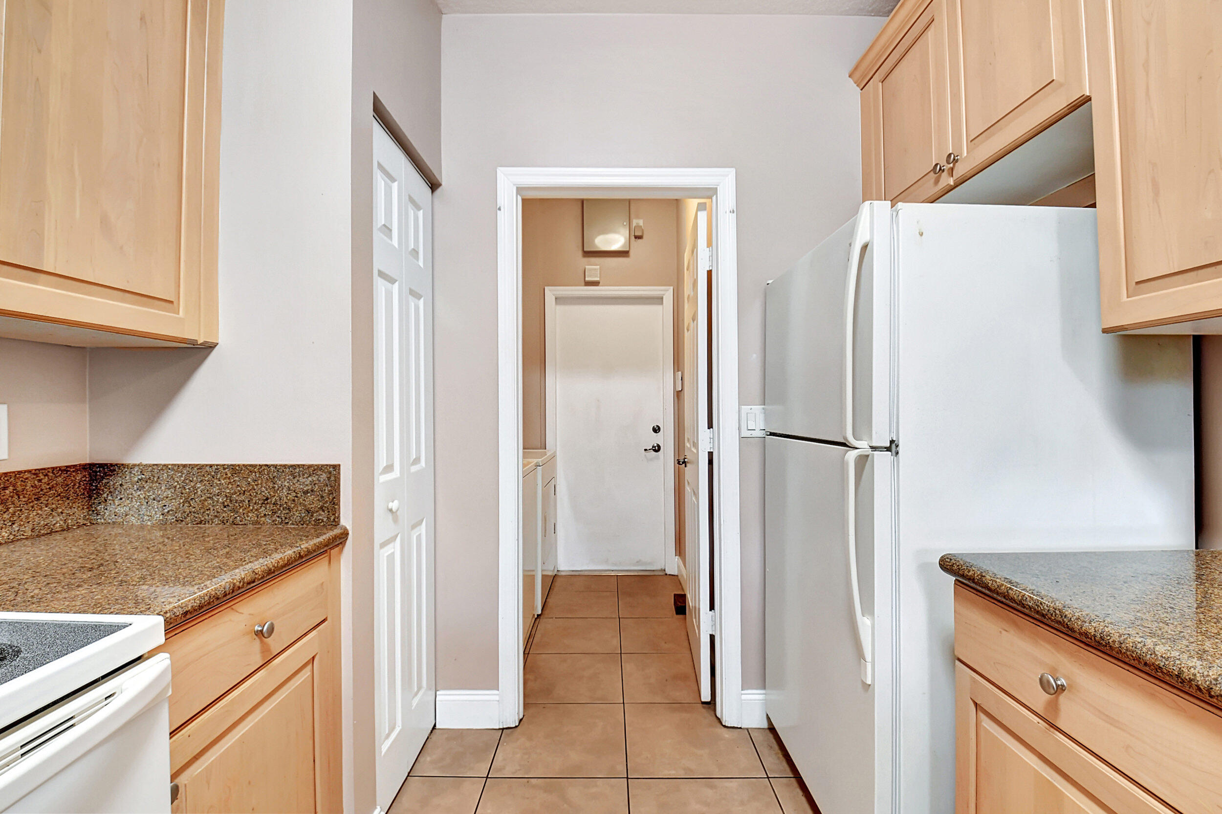 150 Coconut Key Lane Delray Beach, FL 33484 - Photo 25 of 42 Kitchen
