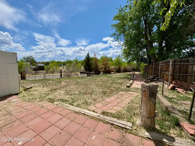 a view of a backyard