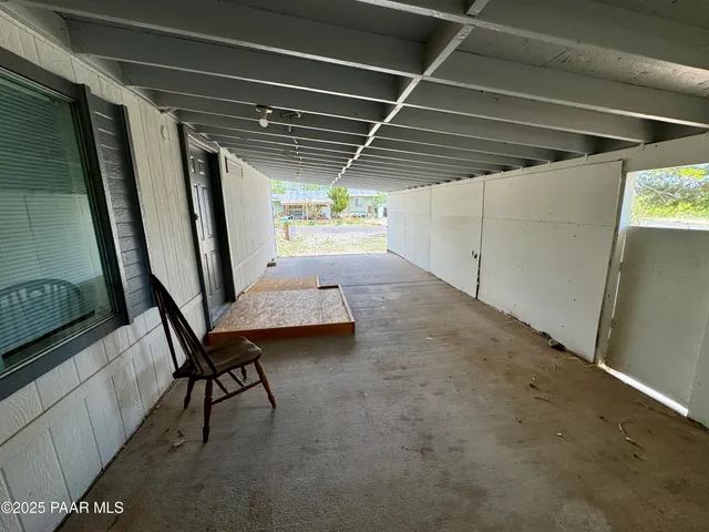 a view of livingroom with furniture