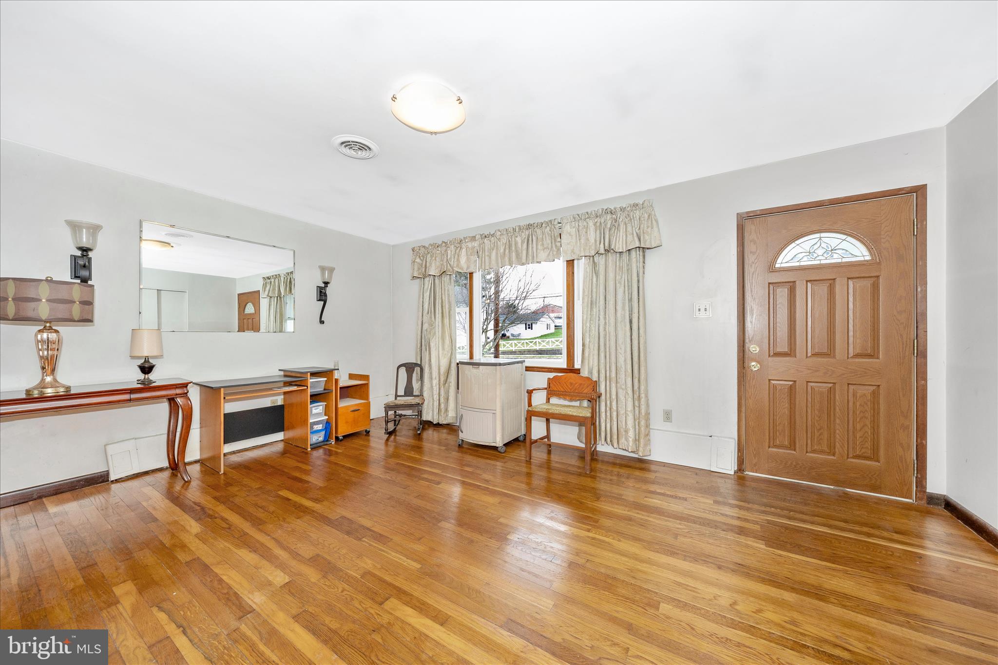 411 9th Avenue Brunswick, MD 21716 - Photo 4 of 53 Living Room