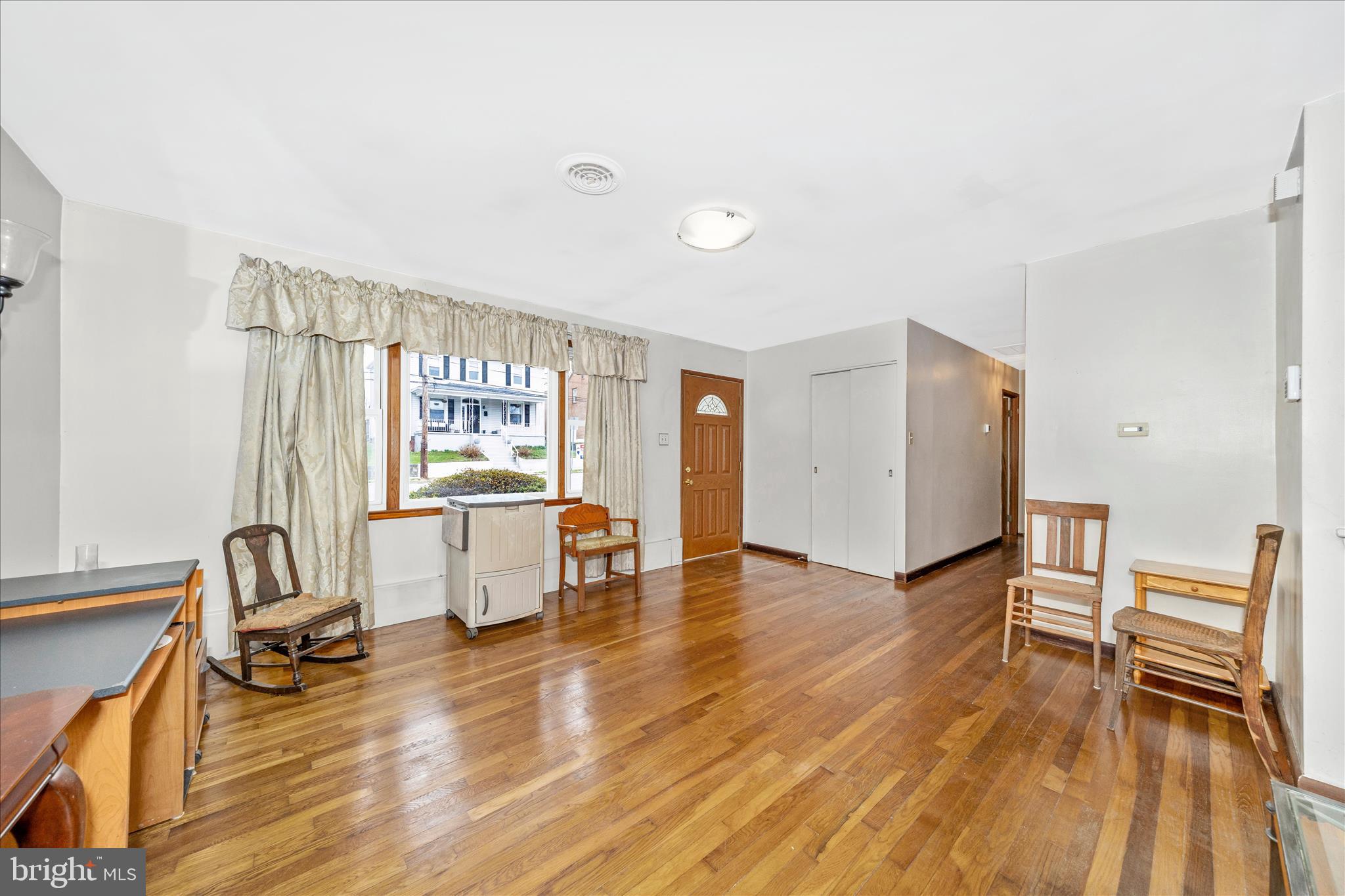 411 9th Avenue Brunswick, MD 21716 - Photo 5 of 53 Living Room