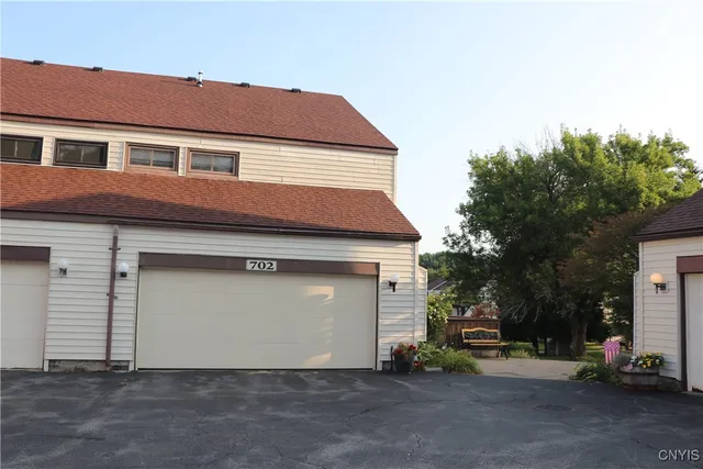 $215,000 | 702 Woburn Drive, Camillus, NY 13031