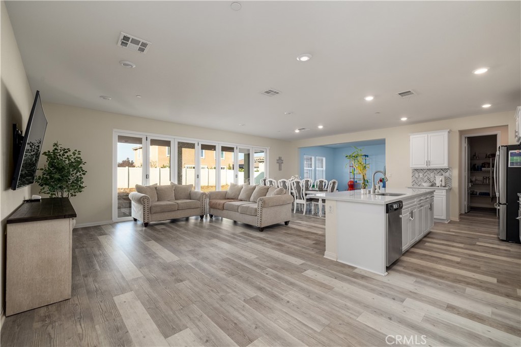 Open concept family room/kitchen