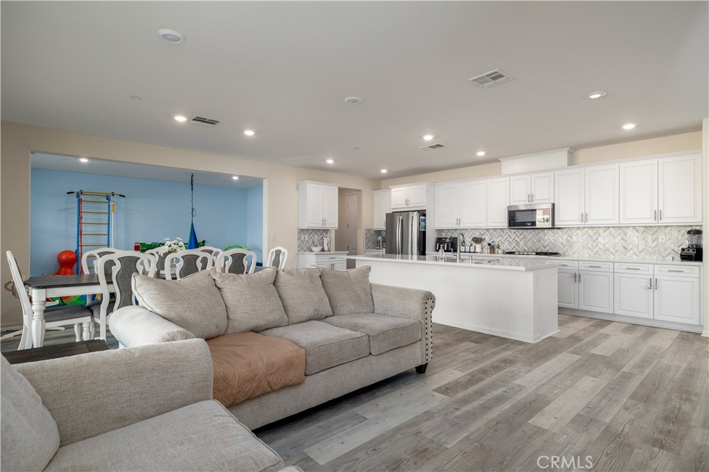 30538 Oasis Road Murrieta, CA 92563 - Photo 3 of 26