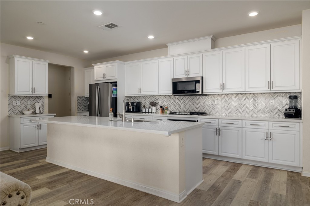 30538 Oasis Road Murrieta, CA 92563 - Photo 4 of 26 Large kitchen island for hosting