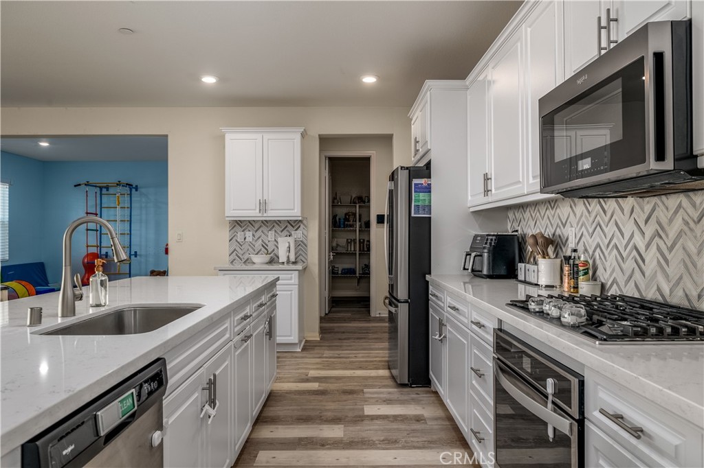 30538 Oasis Road Murrieta, CA 92563 - Photo 6 of 29 Upgraded kitchen appliances and features