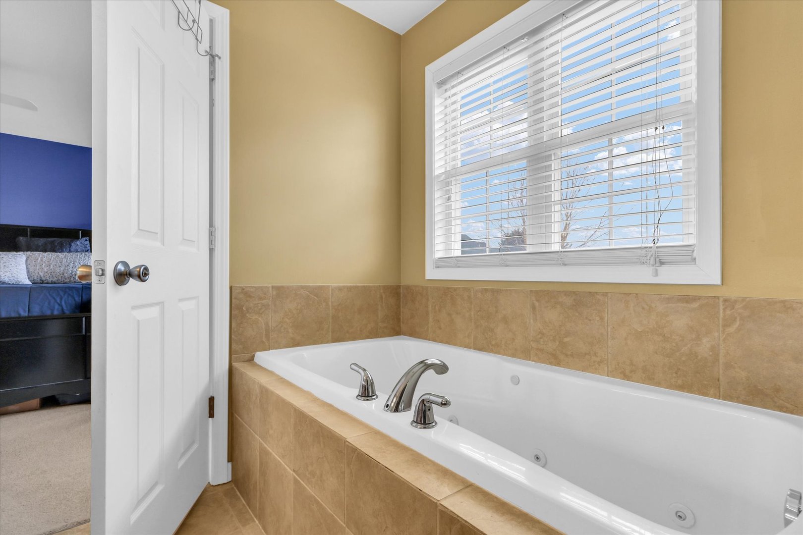 1328 West Ridge Lane Champaign, IL 61822 - Photo 30 of 41 a bathroom with a bathtub