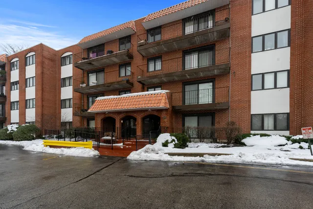 $349,900 | 2086 St Johns Avenue, Unit 306, Highland Park, IL 60035