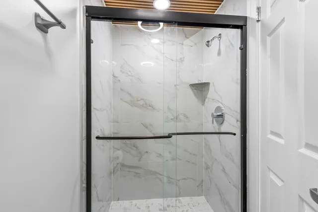 $349,900 | 2086 St Johns Avenue, Unit 306, Highland Park, IL 60035