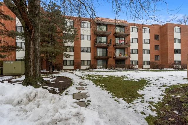 $349,900 | 2086 St Johns Avenue, Unit 306, Highland Park, IL 60035