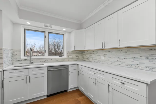 $349,900 | 2086 St Johns Avenue, Unit 306, Highland Park, IL 60035