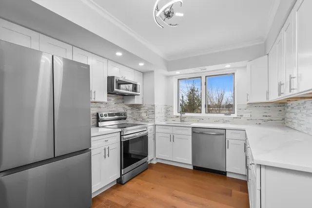 $349,900 | 2086 St Johns Avenue, Unit 306, Highland Park, IL 60035