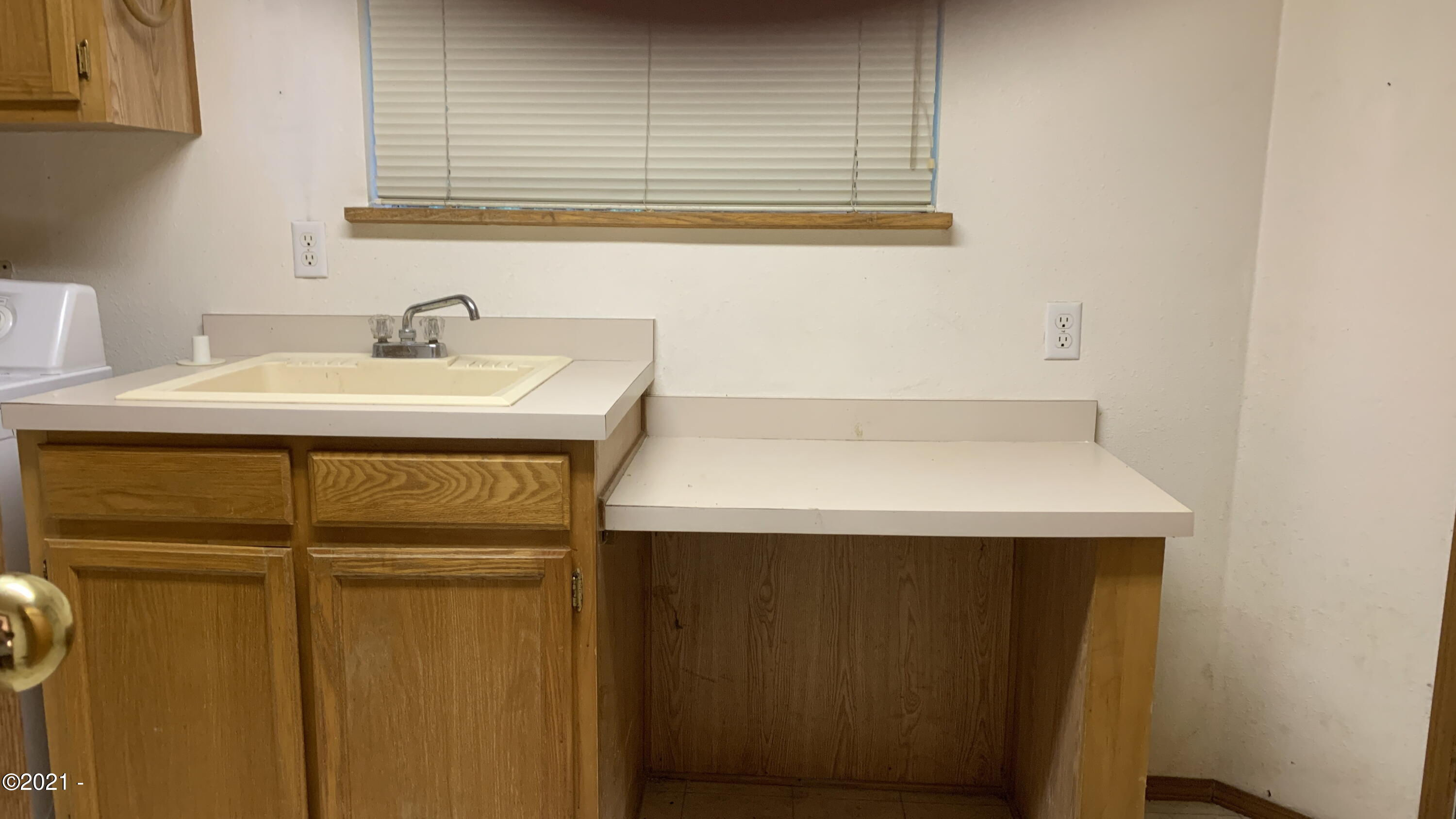 271 East Darkey Creek Road Waldport, OR 97394 - Photo 14 of 26 Laundry..