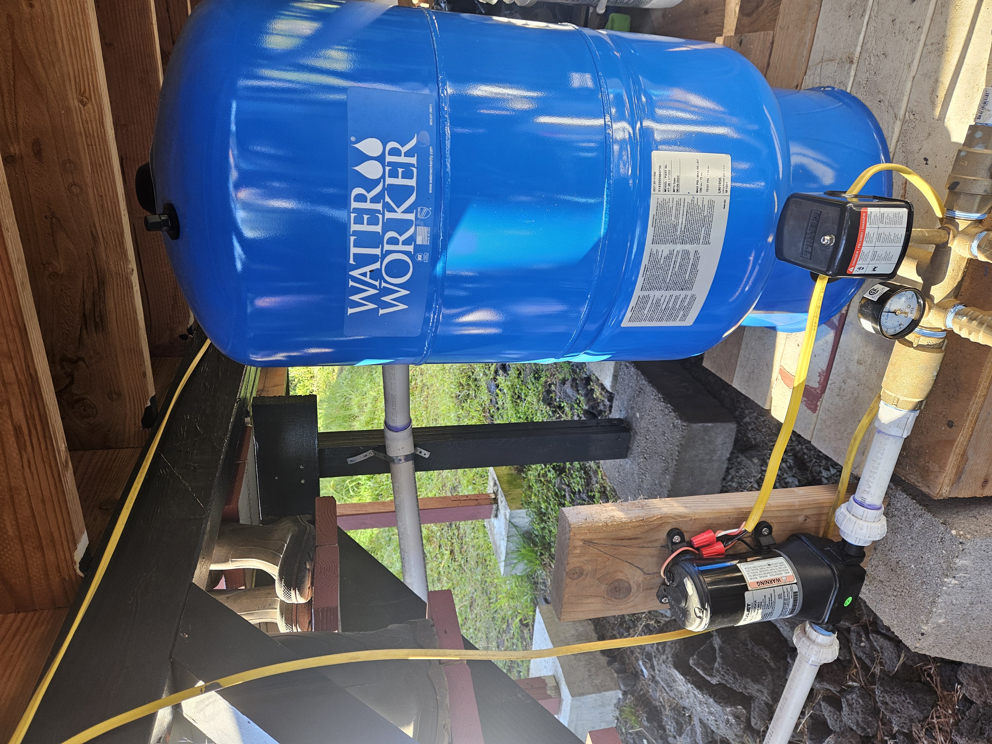 11-2093 Alii Wao Road Pahoa, HI 96778 - Photo 20 of 21 a room with furniture and a potted plant