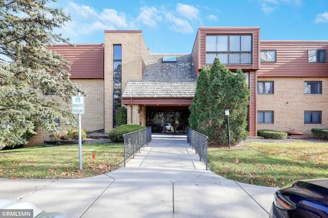 $129,900 | 1011 41st Avenue Northeast, Unit 306, Columbia Heights, MN 55421