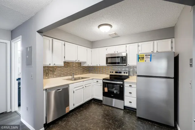 $129,900 | 1011 41st Avenue Northeast, Unit 306, Columbia Heights, MN 55421