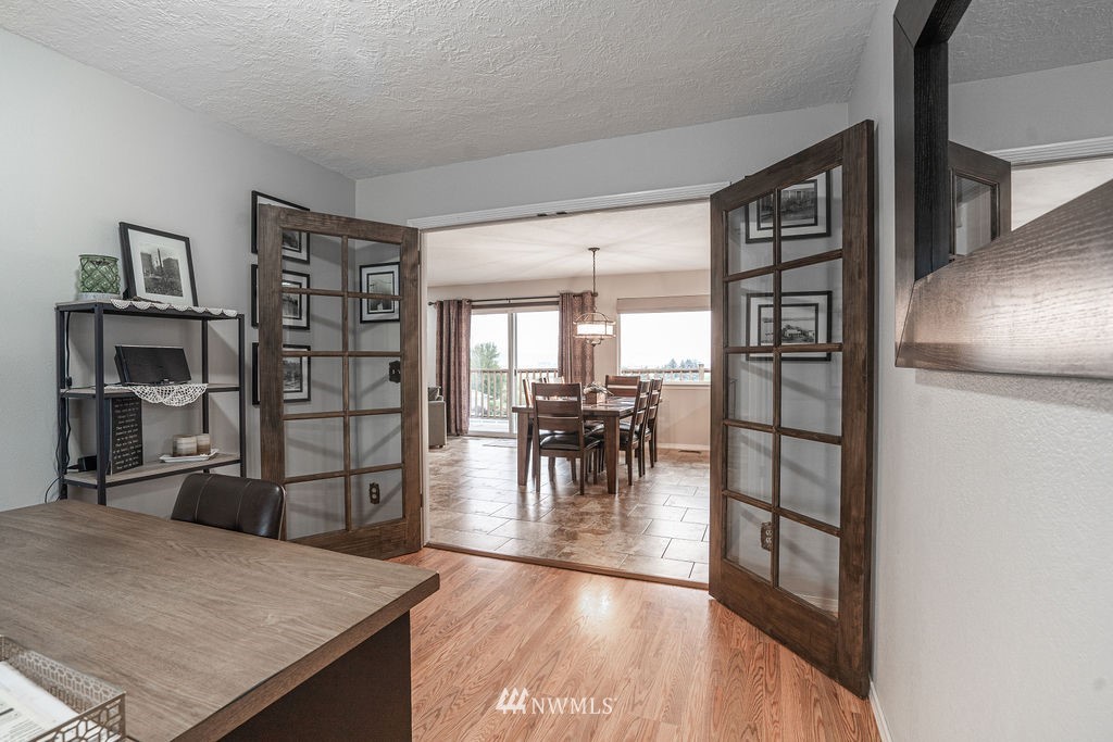 871 South Crestline Road Othello, WA 99344 - Photo 23 of 39 a view of a livingroom with furniture and wooden floor