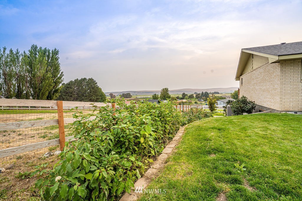 871 South Crestline Road Othello, WA 99344 - Photo 5 of 39 a view of an outdoor space and a yard