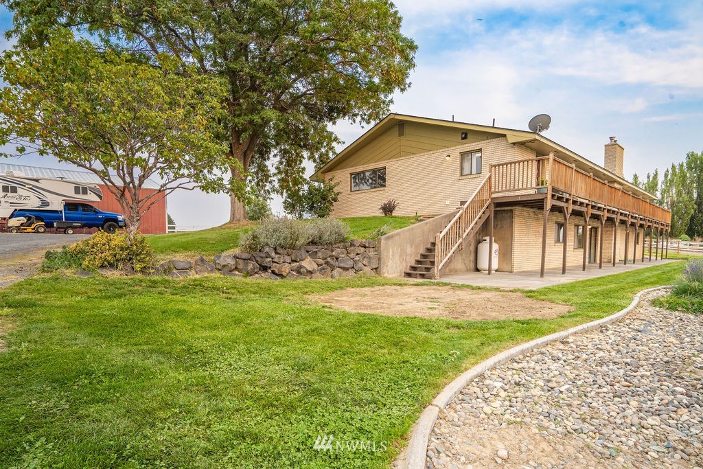 871 South Crestline Road Othello, WA 99344 - Photo 6 of 39 a view of a house with backyard and garden